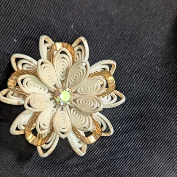 1950s Large Plastic Rhinestone Flower Clip-On Earrings Gold & Cream Vintage Char - Picture 6 of 6